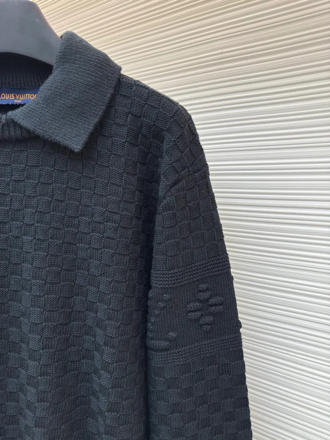 LOUIS VUITTON checkerboard embossed sweater ●Original version: purchased and developed for 12100 ●Item number: 1680745-B50 ●Fabric: crown yarn fabric ●Technology: embossed production ●Version: fitted version ●Weight: about 775 grams ●Size: XS-S-M-L ●Description: We use custom-made high-quality crown core yarn. Currently, there is no stock of yarn with this feel on the market. The core-filled yarns on the market are all cotton-containing, which is rather hard and cannot achieve the effect of the original version. The color presented is very different from the original version. Our customized core-filled yarn has a lot of manufacturing processes. It requires spinning out the raw material core, and then hooking the yarn on the machine for secondary processing and threading the raw material core! The machine cannot rotate too fast, as it will easily cause the thread to spin out, and once it does, it will be useless! After the dyeing is done, you can only use high-temperature dyeing tanks. If the temperature is not enough, the yarn will be dyed unevenly! High-temperature vats are rare in general dyeing factories! Generally, it takes 12 hours for dyeing to enter the vat, and several hours for drying at low temperature when it comes out. If the temperature is too high, it will be scrapped; after dyeing, it can only be done with a slow machine, and fast machines are prone to problems with thick and thin hair horizontal bars. In order to restore the effect of the original version to the maximum, the LOGO is exactly the same as the original version. The fabric pieces are woven at a parallel and even speed using a machine imported from Germany worth 47W. Each piece takes 270 minutes. All knots during the weaving process will be manually processed without traces. The knot-free rate is as high as 95%. It will not be woven like those ordinary computerized flat knitting machines. In order to rush the goods efficiently, the speed is turned to the limit. The stitches of the knitted pieces are different in size, pattern and pattern. The overall wiring is straight and delicate, the fabric is comfortable and soft, and the color is consistent without color difference. It can be matched with the same style to create a fashionable look and control various occasions. Customized accessories, complete with three standards, same style for men and women!